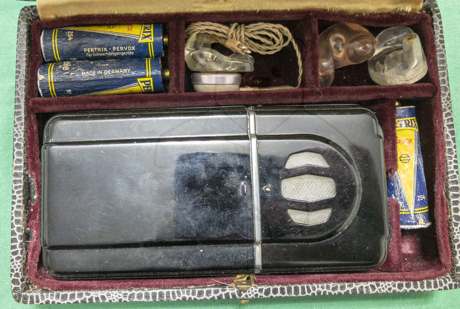 Hörgerät "Fortiphone Type 20", ca. 1949, Gerät, Drei Ersatzbatterien für die Röhrenheizung und Ohrhörer mit drei verschiedenen Aufsätzen